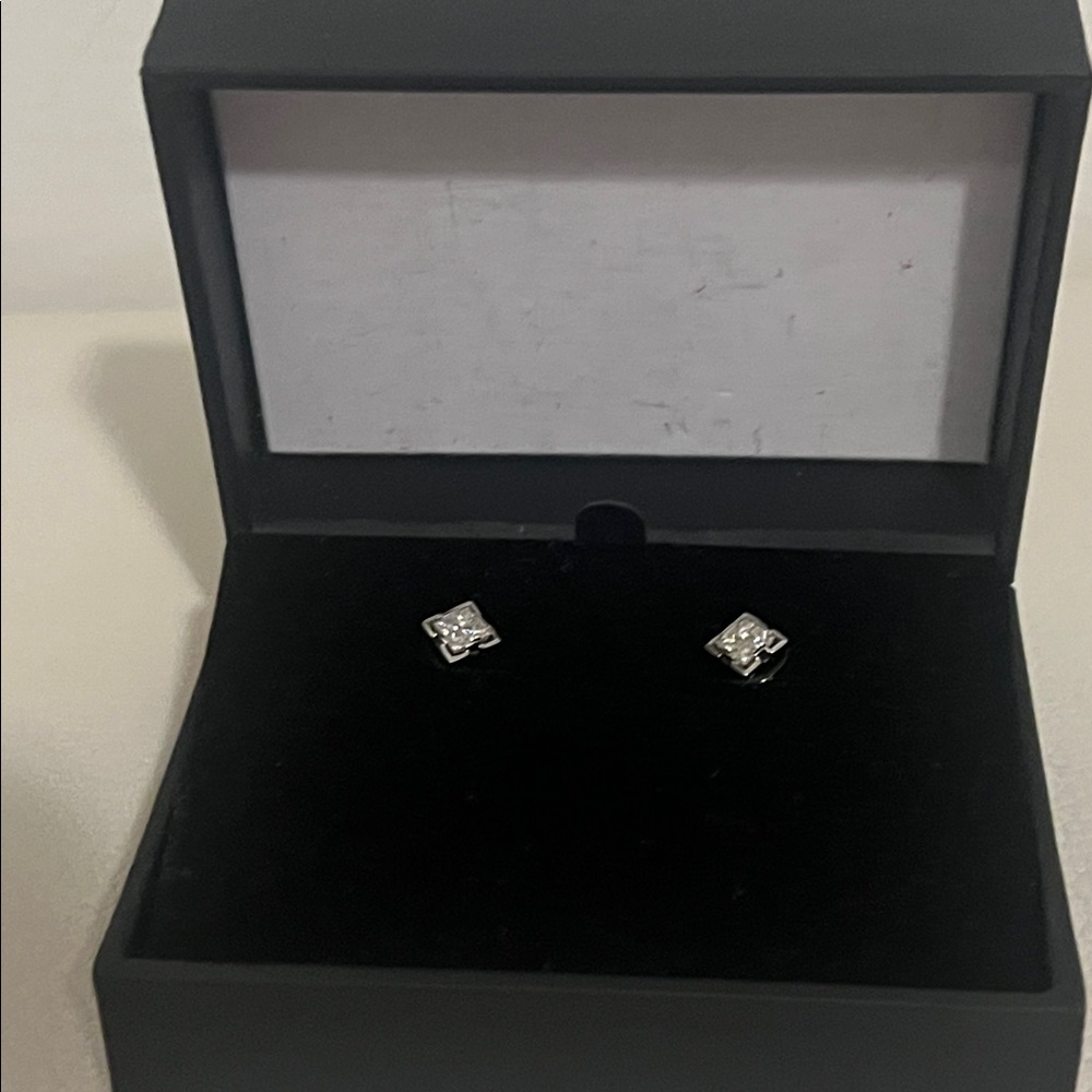 18K White Gold  Stud Earrings